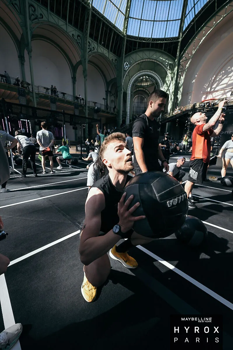 Jules, élève, lançant un wall ball à l'HYROX Paris